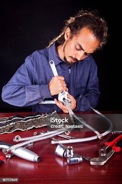 Hombre Reparación Foto de stock y más banco de imágenes de Fondo negro - Fondo negro, Trabajador manual, Trabajar