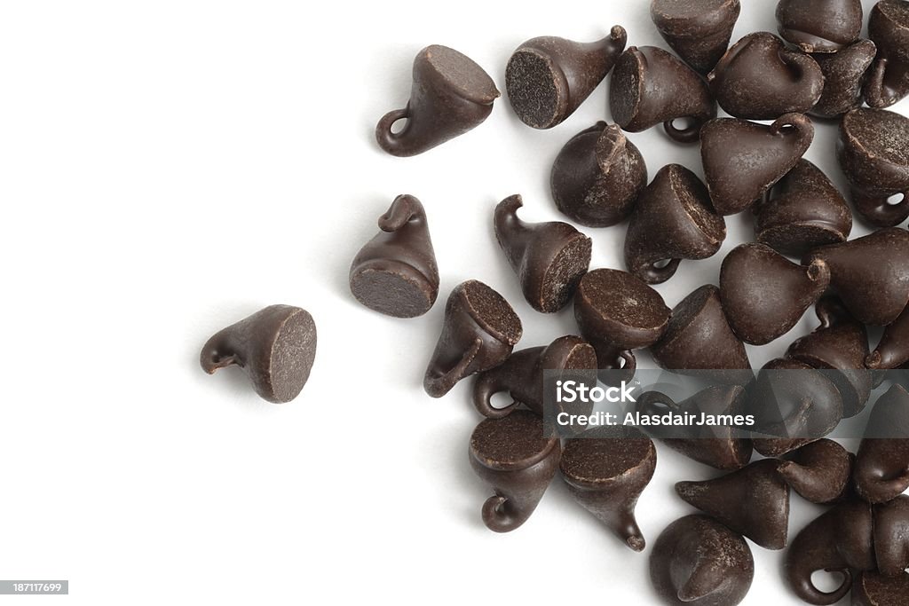 Espalhadas gotas de chocolate amargo - Foto de stock de Lasca de Chocolate royalty-free