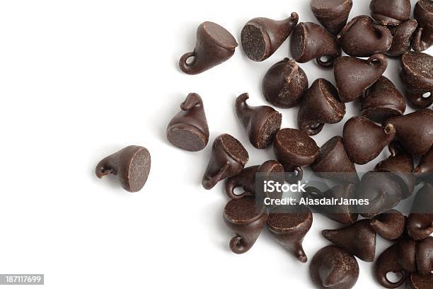 Foto de Espalhadas Gotas De Chocolate Amargo e mais fotos de stock de Lasca de Chocolate - Lasca de Chocolate, Fundo Branco, Bolo