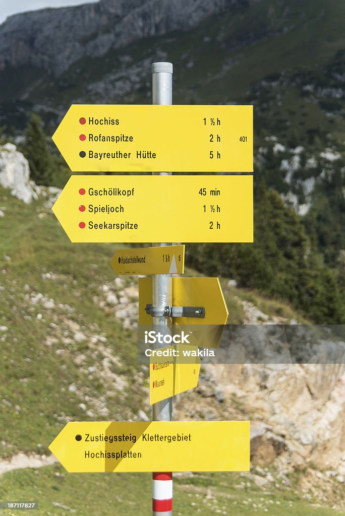 Rofan アルプスでアーヘンゼー湖にオーストリア - トレイル表示のロイヤリティフリーストックフォト