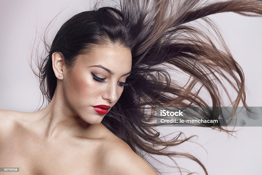 Luxuosa mulher sensual, com lábios vermelhos e vento no Cabelo - Royalty-free Adulto Foto de stock