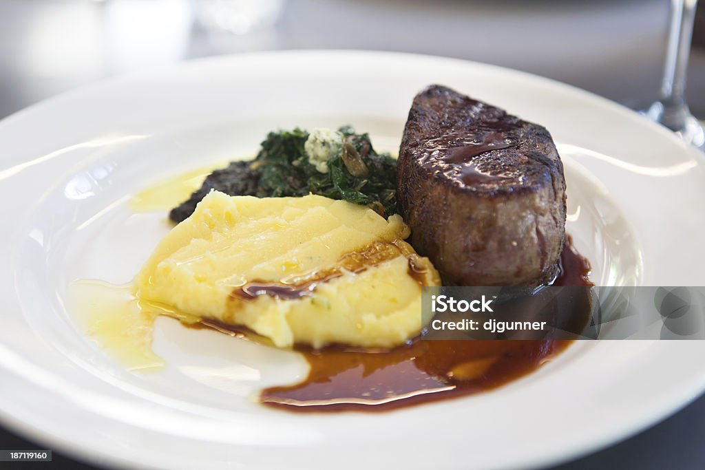 Puré de bistec Potatoe y verdes - Foto de stock de Bistec libre de derechos