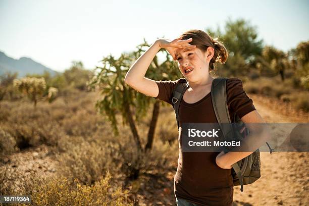 Adolescente Perso Nel Deserto - Fotografie stock e altre immagini di Adolescente - Adolescente, Arizona, Calore - Concetto