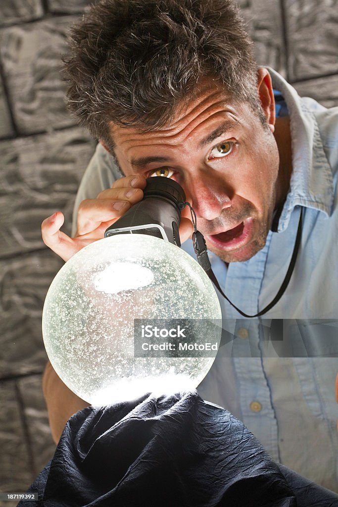 Mann mit einem Zylinderlupe mit Blick auf das crystal ball - Lizenzfrei 30-34 Jahre Stock-Foto