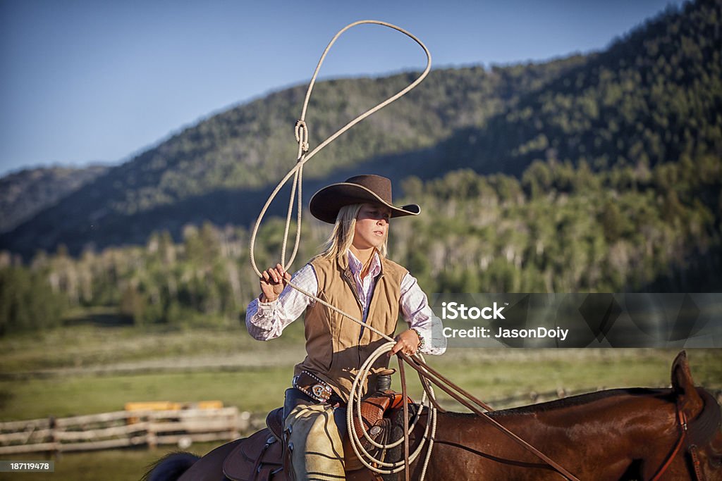 Western Vaqueira Laçar em Horseback - Royalty-free Laçar Foto de stock