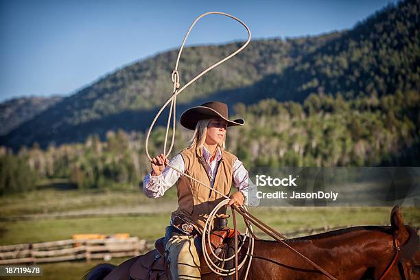 Western Vaqueira Laçar Em Horseback - Fotografias de stock e mais imagens de Laçar - Laçar, Laço de Corda, Montana