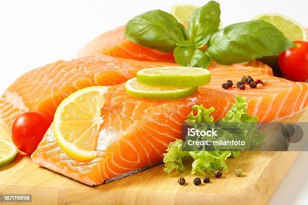 Salmão Os Filetes - Fotografias de stock e mais imagens de Alface - Alface, Alimentação Saudável, Amarelo