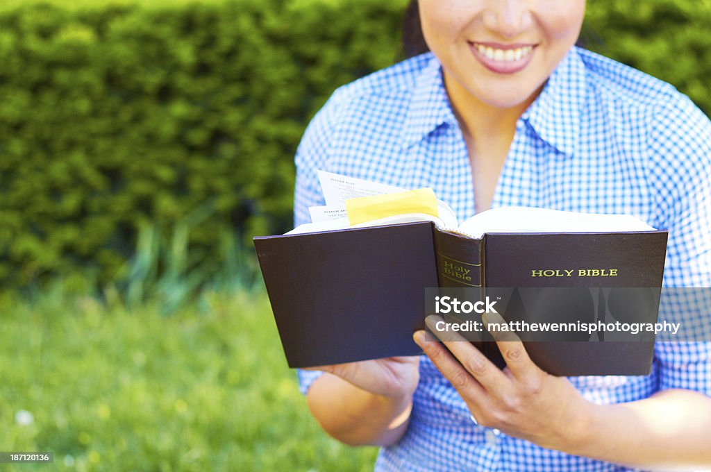 Lindo Mixed Race mulher lendo Bíblia Sagrada - Foto de stock de 25-30 Anos royalty-free