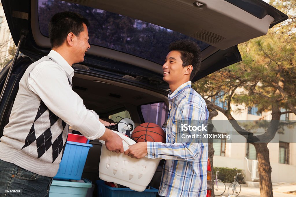 Pai e filho Desempacotar carro para college - Royalty-free Universidade Foto de stock