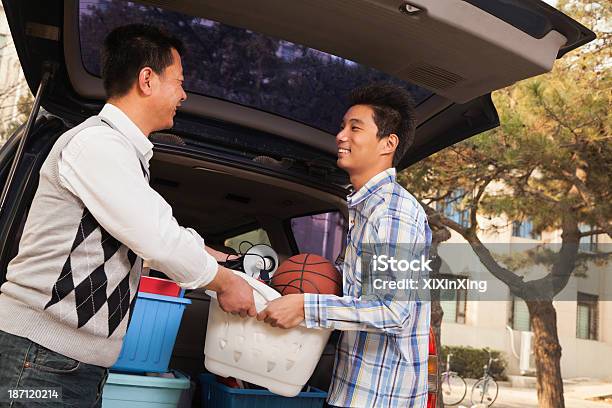 Pai E Filho Desempacotar Carro Para College - Fotografias de stock e mais imagens de Universidade - Universidade, Movimento, Aluno da Universidade