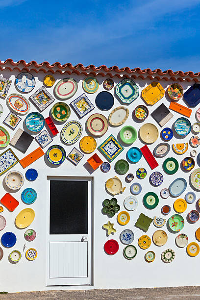 ceramica piatti tradizionali portoghesi su una parete in algarve - stucco house residential structure selling foto e immagini stock