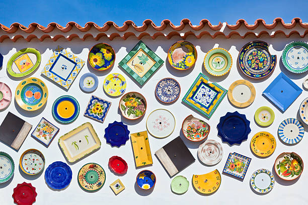 ceramica piatti tradizionali portoghesi su una parete in algarve - stucco house residential structure selling foto e immagini stock