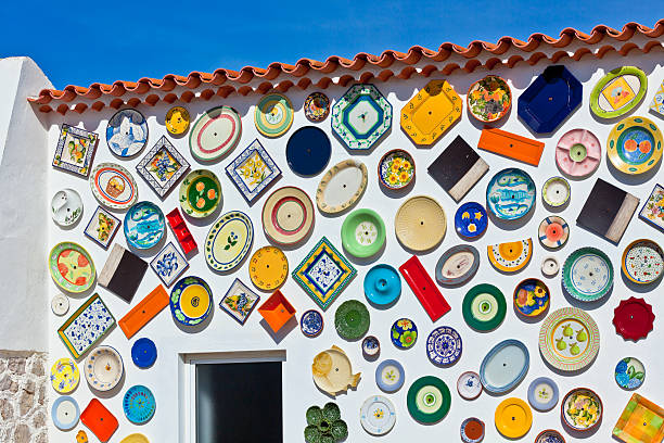 ceramica piatti tradizionali portoghesi su una parete - stucco house residential structure selling foto e immagini stock