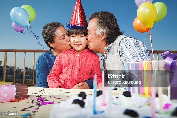 Abuelos Celebra Cumpleaños De Granddaughter Foto de stock y más banco de imágenes de 55-59 años - 55-59 años, 6-7 años, 60-64 años