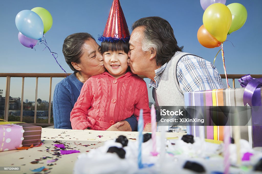 Nonni festeggiare il compleanno di mia nipote - Foto stock royalty-free di 55-59 anni