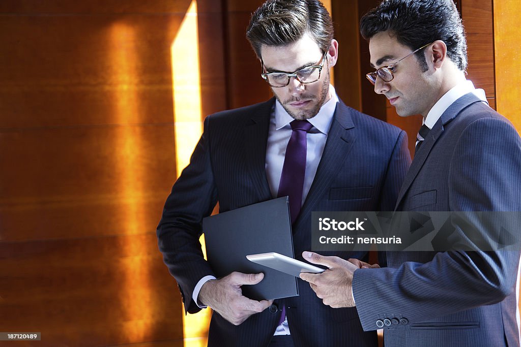 Geschäftsleute mit Tablet PC In modernen Büro - Lizenzfrei Anzug Stock-Foto