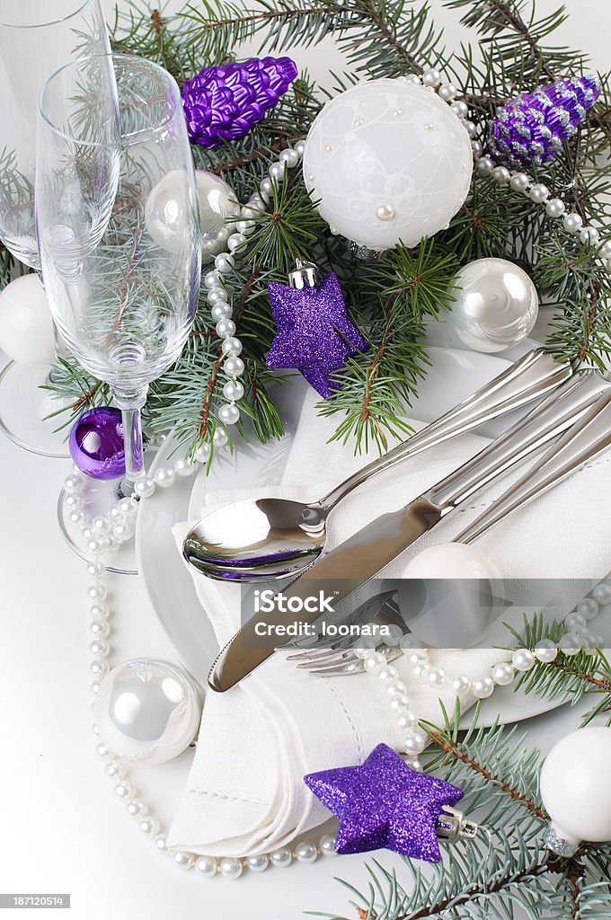 Christmas table setting, in purple tones Festive Christmas table setting, table decoration in purple tones, with fir branches, Christmas balls on a white background, isolated Arranging Stock Photo
