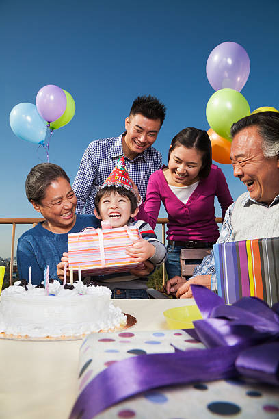 cumpleaños parte, familia multi-generacional - birthday cake five people party fotografías e imágenes de stock