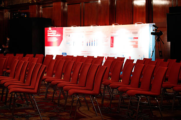 chairs at an empty conference building - plenaire vergadering fotos stockfoto's en -beelden
