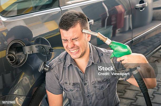 Giovane Adulto Di Tiro Stesso Nel Crazy Benzina E Dei Prezzi Del Carburante - Fotografie stock e altre immagini di Benzina