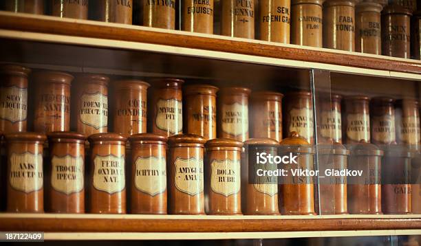 Old De Farmacia Foto de stock y más banco de imágenes de Armario de aseo personal - Armario de aseo personal, Herbología, Interior de la casa