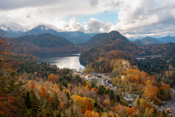 красивый пейзаж хоэншвангау осенью - hohenschwangau castle стоковые фото и изображения