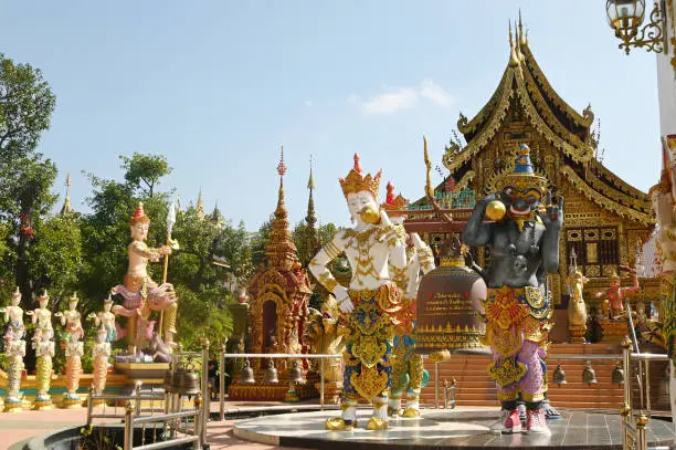 Photo of Buddhist arts and various arts Inside Wat Saeng Kaew Phothiyan is a combination of worldly dharma, expressing the beliefs and culture of Buddhists. Both giants and angels.