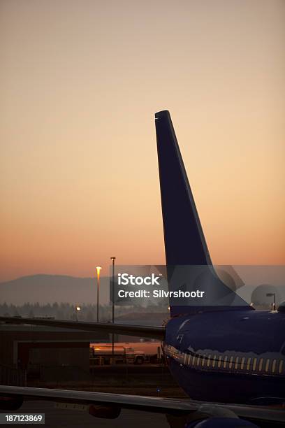 Airliner Tail Skrzydło Na Wschód Słońca - zdjęcia stockowe i więcej obrazów Bez ludzi - Bez ludzi, Biznes, Fotografika
