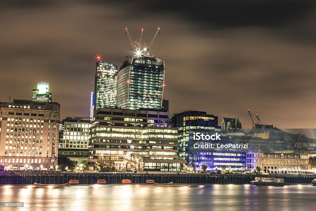 Cidade skyline de Londres visto do rio Tamisa - Royalty-free Anoitecer Foto de stock