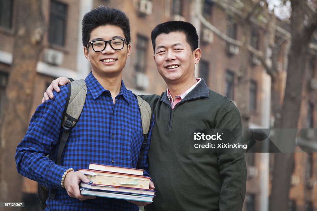 Padre e hijo delante de dormitory retrato - Foto de stock de Estudiante de universidad libre de derechos