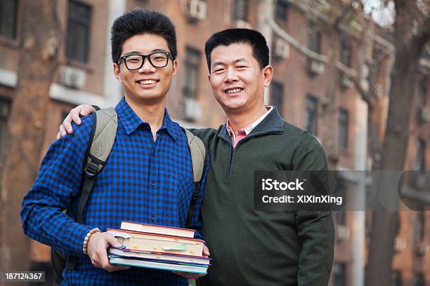 Photo libre de droit de Portrait De Père Et Fils En Face De Dortoir banque d'images et plus d'images libres de droit de Étudiant en université - Étudiant en université, Université, Père