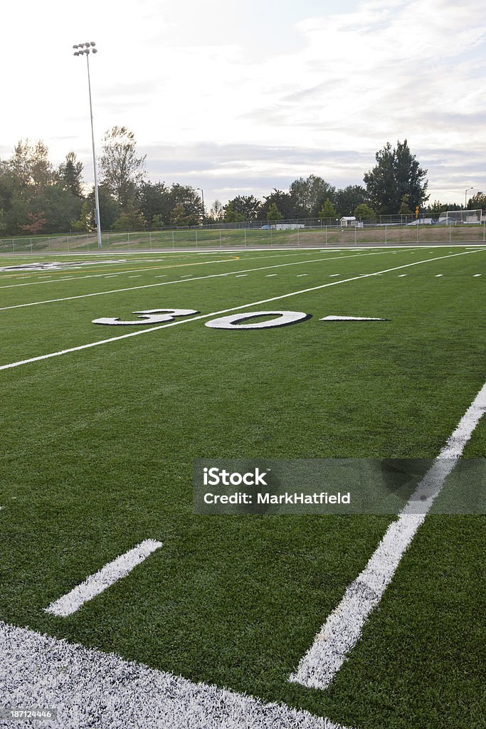 Línea de las 30 yardas sobre campo de fútbol americano - Foto de stock de Fútbol americano libre de derechos
