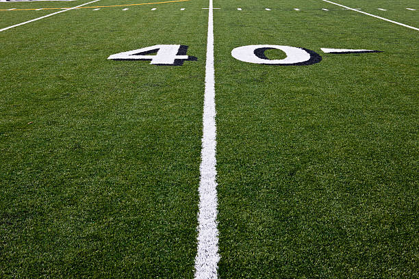 forty yard line auf football-feld - forty yard line stock-fotos und bilder