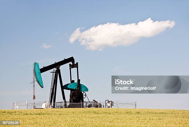 Pumpjack W Alberta - zdjęcia stockowe i więcej obrazów Alberta - Alberta, Benzyna, Bez ludzi