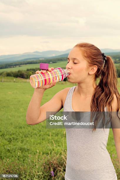 Saudável Menina Água Potável Após O Exercício Na Natureza - Fotografias de stock e mais imagens de 14-15 Anos