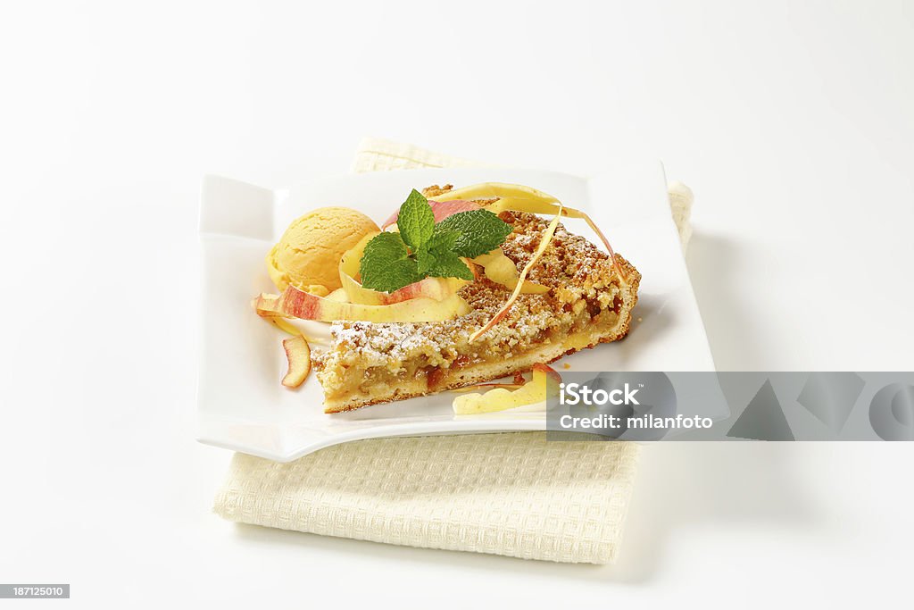 Tarte aux pommes et crème glacée - Photo de Tourte sucrée libre de droits