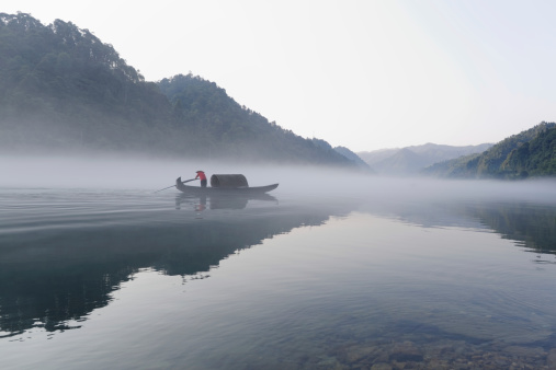 fishermen in the fog preparing to fishing.http://img13.poco.cn/mypoco/myphoto/20121110/16/4059890320121110163716098.jpg