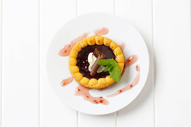 bizcocho con contratuerca - tart dessert plate white fotografías e imágenes de stock