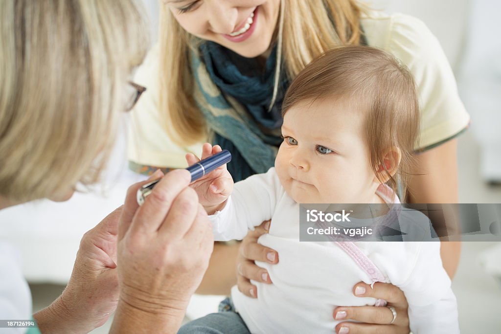 Kinderarzt überprüfen Sehkraft eines kleinen Mädchens. - Lizenzfrei Baby Stock-Foto