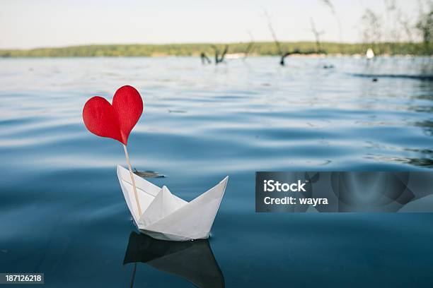 Rote Herzen Auf Papier Boot Natürlichem Wasser Hintergrund Stockfoto und mehr Bilder von Herzform