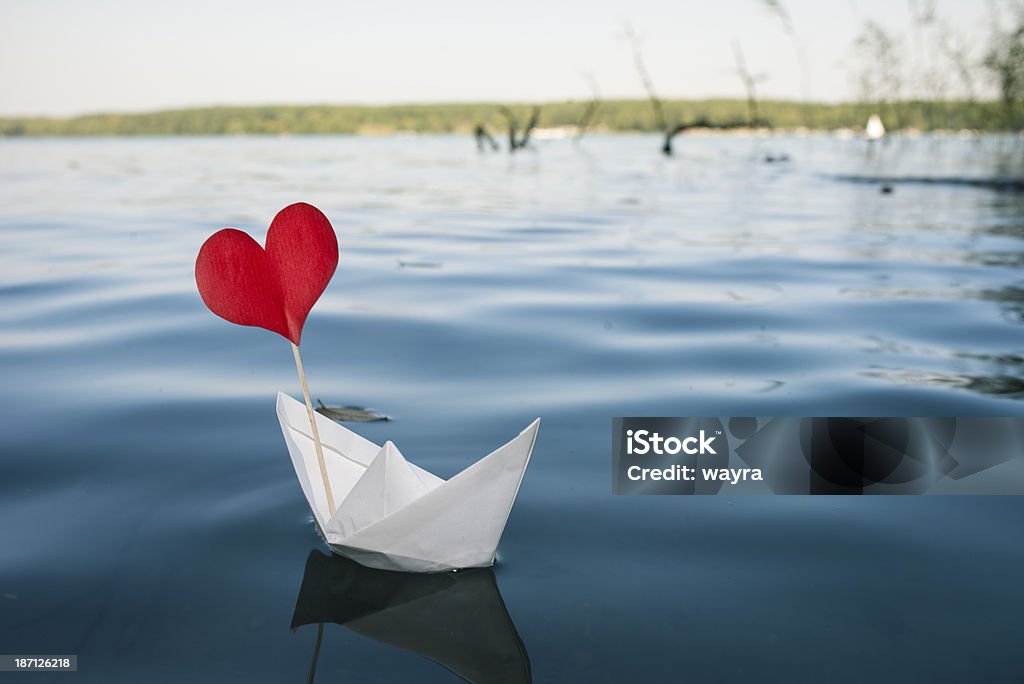Один красного сердца на Бумажный кораблик, естественный фон воды - Стоковые фото Без людей роялти-фри