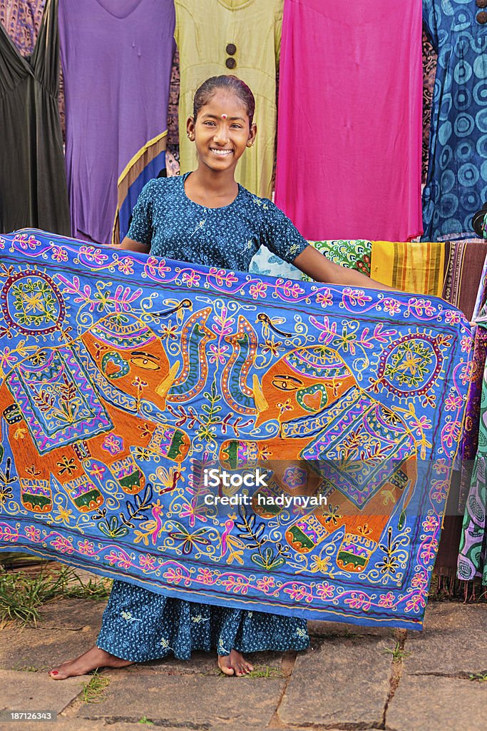 Jovem garota indiana colorida tapetes bordados venda - Foto de stock de Adolescente royalty-free