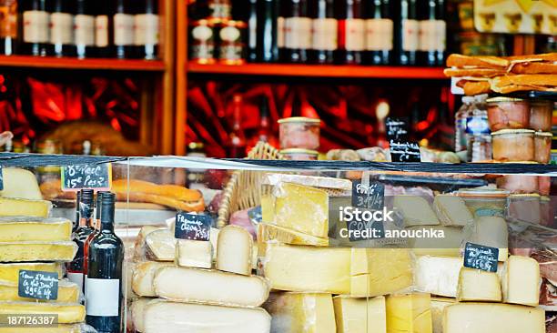 Foto de Queijos E Vinhos Franceses No Mercado De Natal e mais fotos de stock de Paris - Paris, Mercado Natalino, Queijo