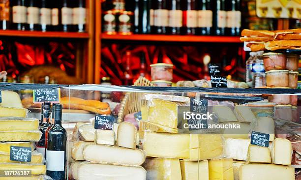 Французский Сыр И Вино На Рождественский Рынок — стоковые фотографии и другие картинки Париж - Франция - Париж - Франция, Рождественный рынок, Сыр