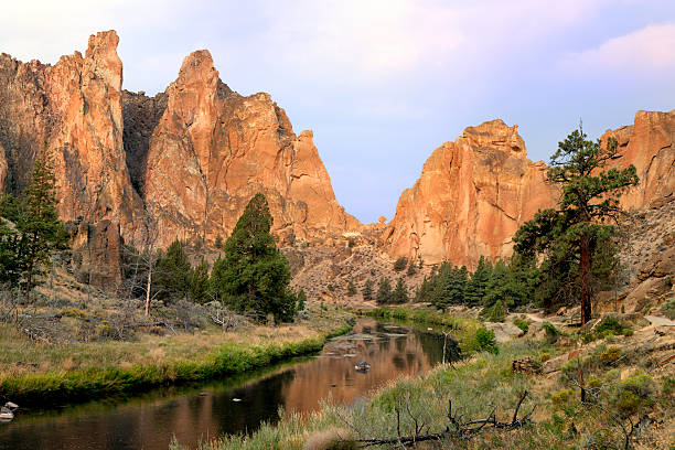 parc d'état de smith rock - crooked river photos et images de collection