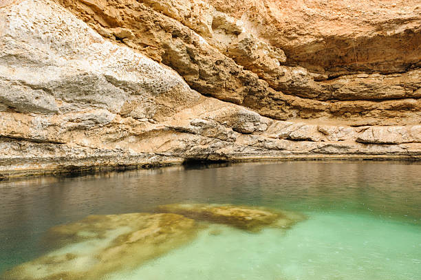 оман карст - natural phenomenon hawiyat najm park cliff cave стоковые фото и изображения