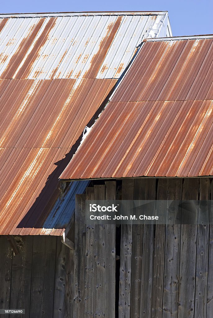 Rusty Barn en el último piso - Foto de stock de Azul libre de derechos