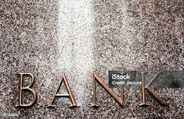 Bank W Dzielnicy Finansowej - zdjęcia stockowe i więcej obrazów Bank - Bank, Bankowość, Bez ludzi