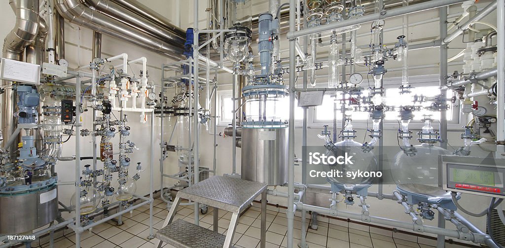 Apparecchiature di laboratorio di purificazione dell'acqua - Foto stock royalty-free di Impianto di desalinizzazione