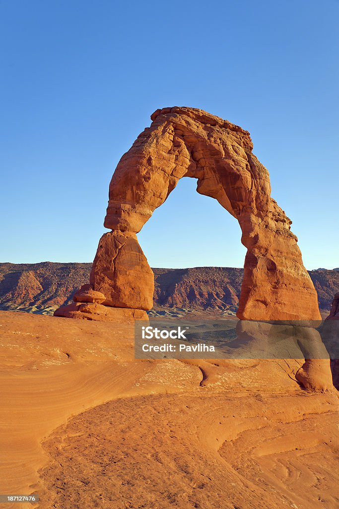 Delicate Arch au coucher du soleil dans l'Utah, États-Unis - Photo de Arbre libre de droits